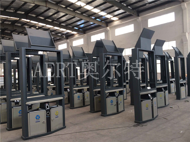 宿迁奥尔特太阳能广告垃圾箱是一种独立光伏照明系统,因此广泛用道和公园或庭院的照明和垃圾回收。太阳能广告垃圾箱式适合户外使用的一个完全独立的单位。它无需昂贵的电缆连接。系统低级别工作电压(12V/24V直流),具有安全性质。 太阳能广告垃圾箱优点: 1、外观时尚,造型美观新颖:产品运用最新的专利成果,融合生态环保、和谐自然的特点,外观设计时尚,做工精致,色泽丰富、鲜艳。 分为不同档次、不同品种、不同型号的各种类型产品。客户可选择一种或几种最适合展现自己城市品味和形象的产品,也可自行设计,我厂负责生产。 2、