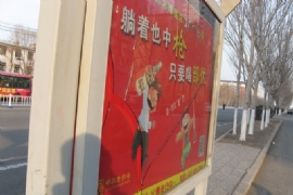 公交车站候车亭玻璃碎裂令人担忧